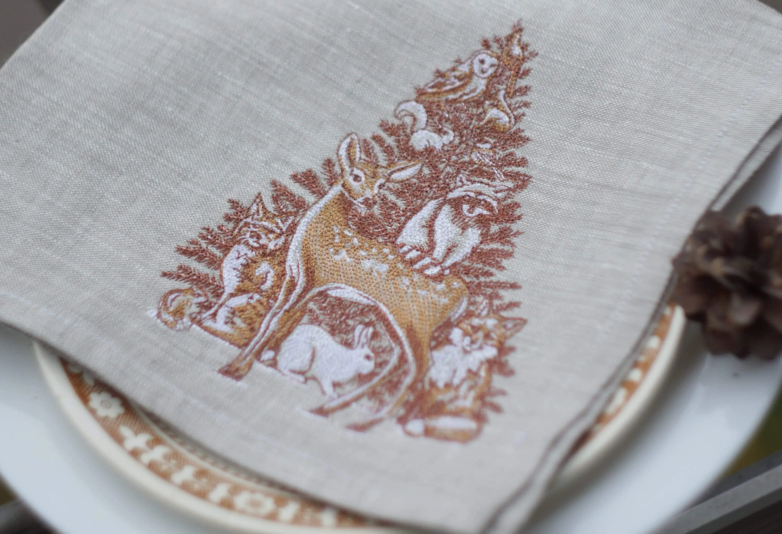 #053 | The forest dwellers on the Christmas tree | Linen napkins