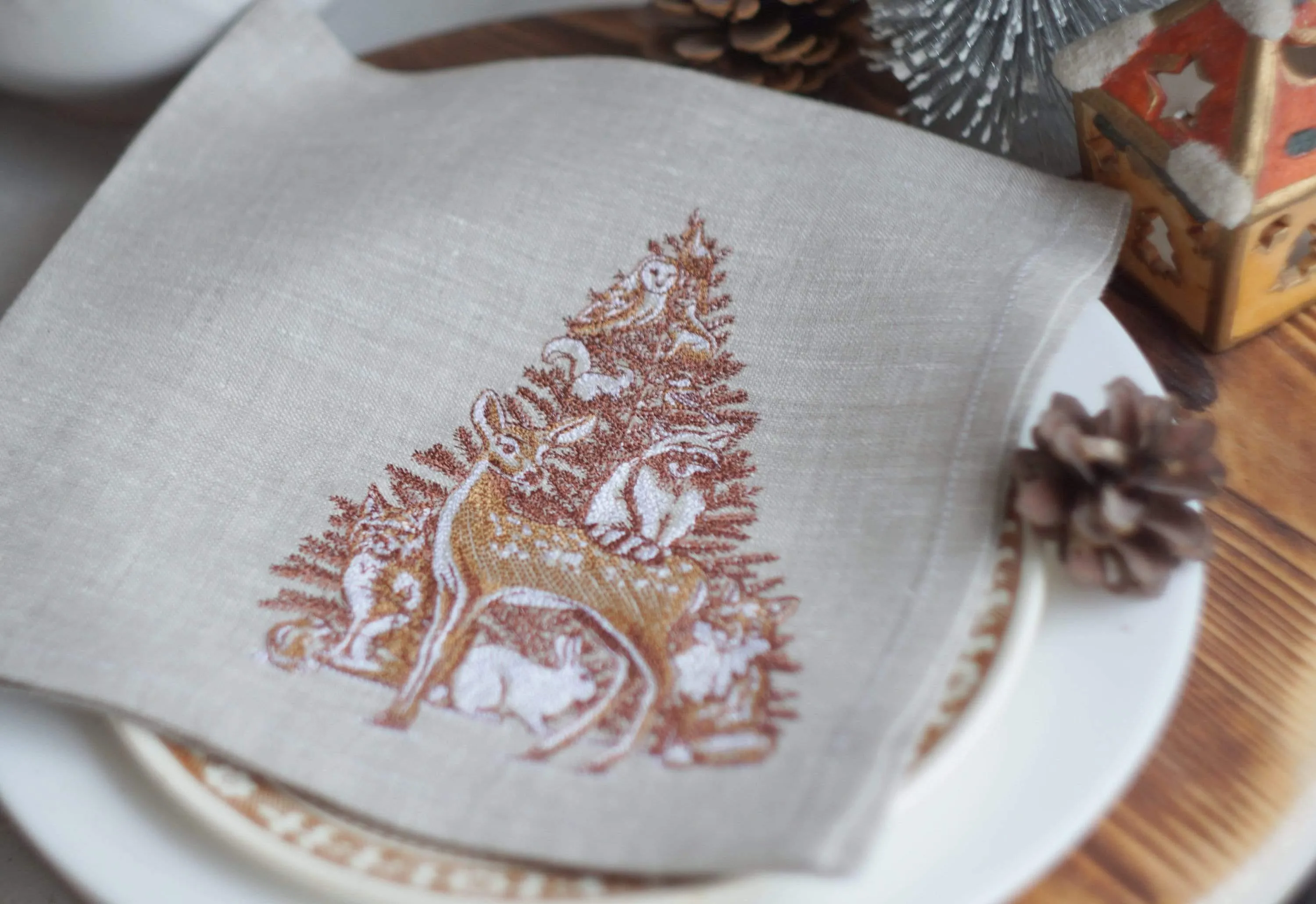 #053 | The forest dwellers on the Christmas tree | Linen napkins