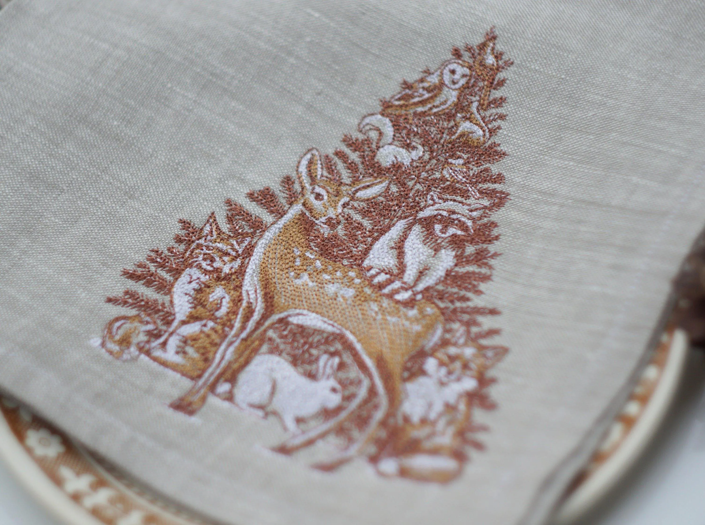 #053 | The forest dwellers on the Christmas tree | Linen napkins