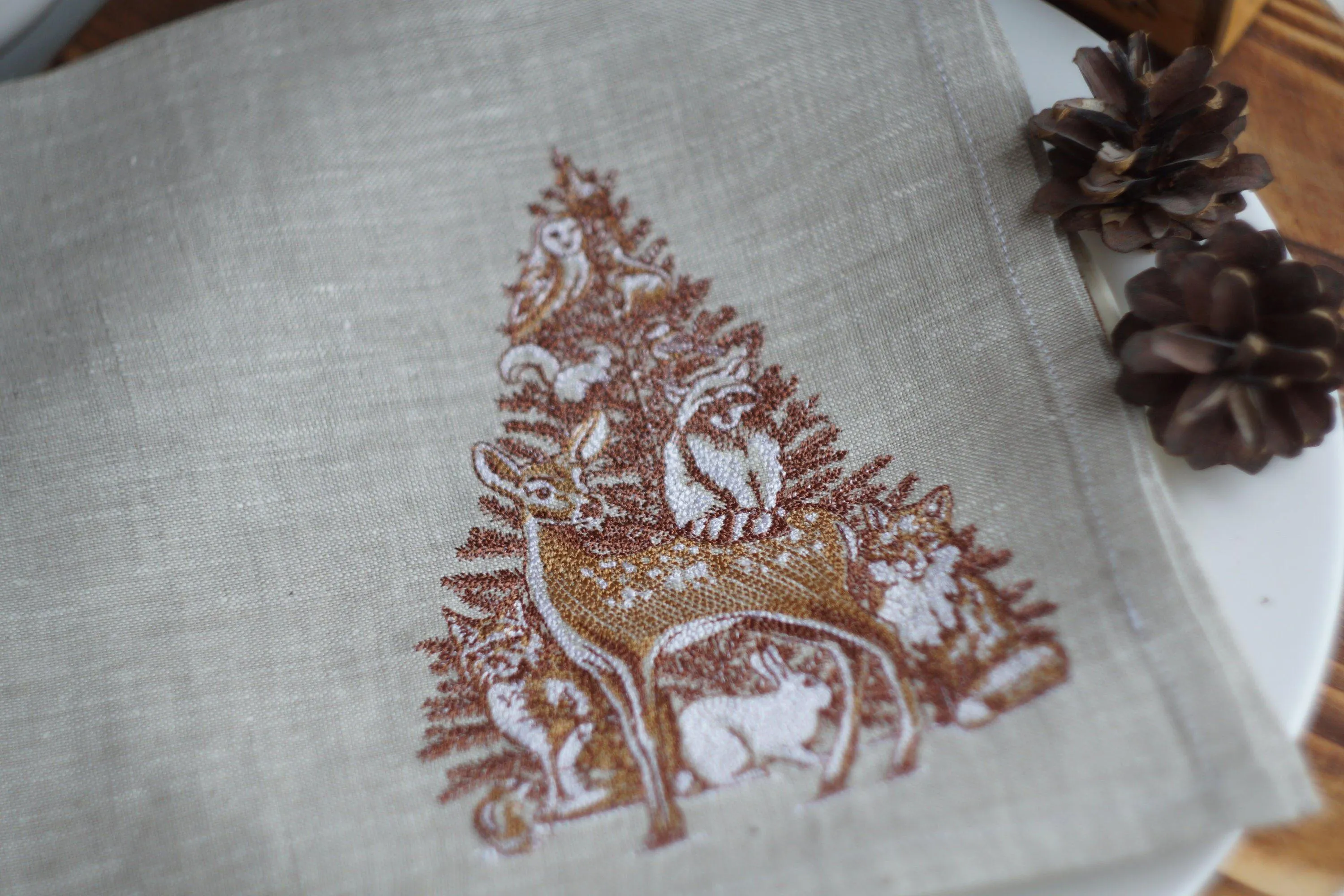 #053 | The forest dwellers on the Christmas tree | Linen napkins