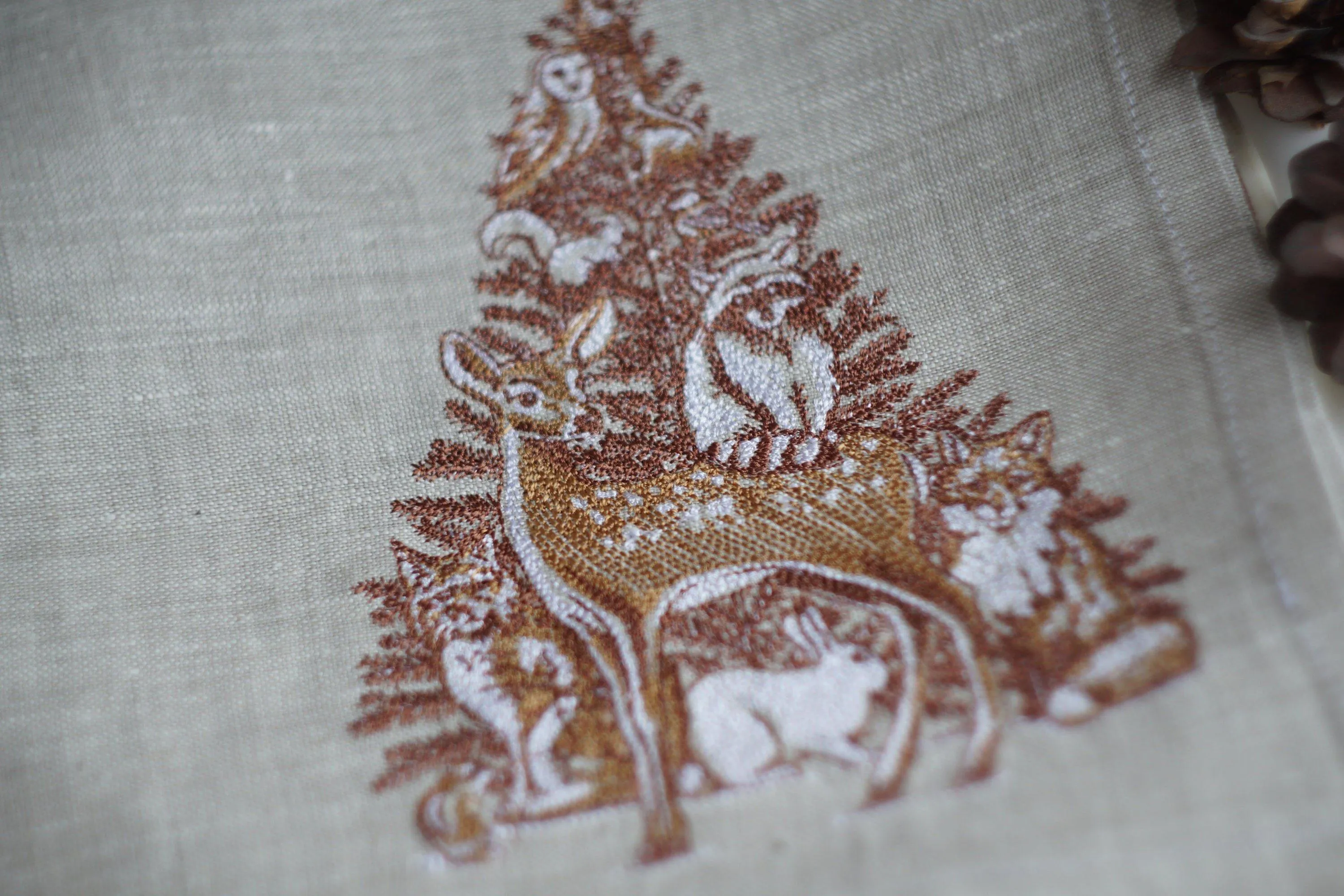 #053 | The forest dwellers on the Christmas tree | Linen napkins