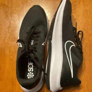 NEW Nike Unisex-Child Star Runner 3, Black/White, 6.5 Big Kid