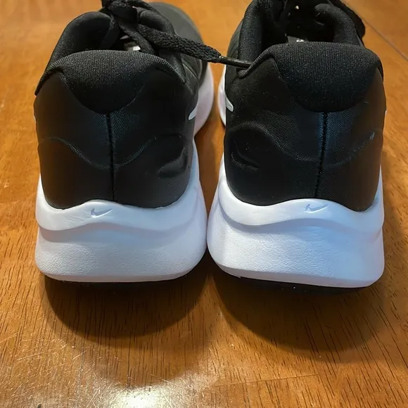 NEW Nike Unisex-Child Star Runner 3, Black/White, 6.5 Big Kid