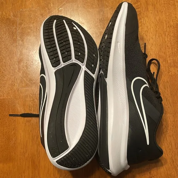 NEW Nike Unisex-Child Star Runner 3, Black/White, 6.5 Big Kid
