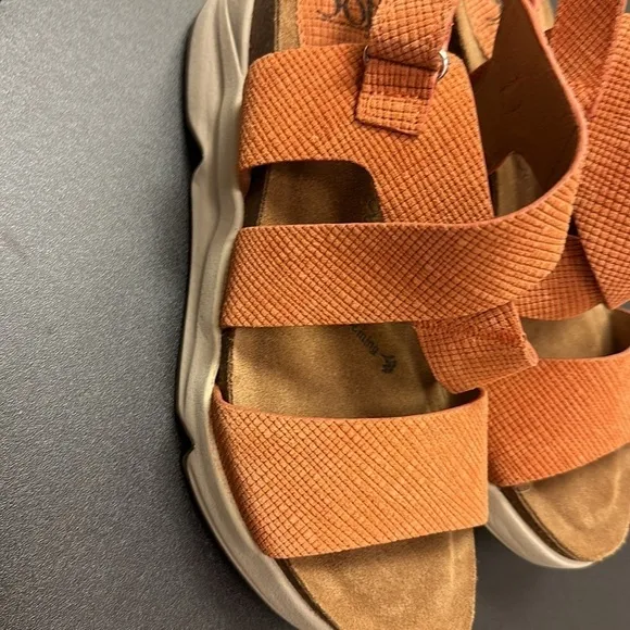 NWOT women’s Sofft sandals size 8