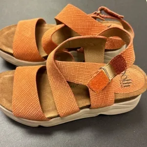 NWOT women’s Sofft sandals size 8