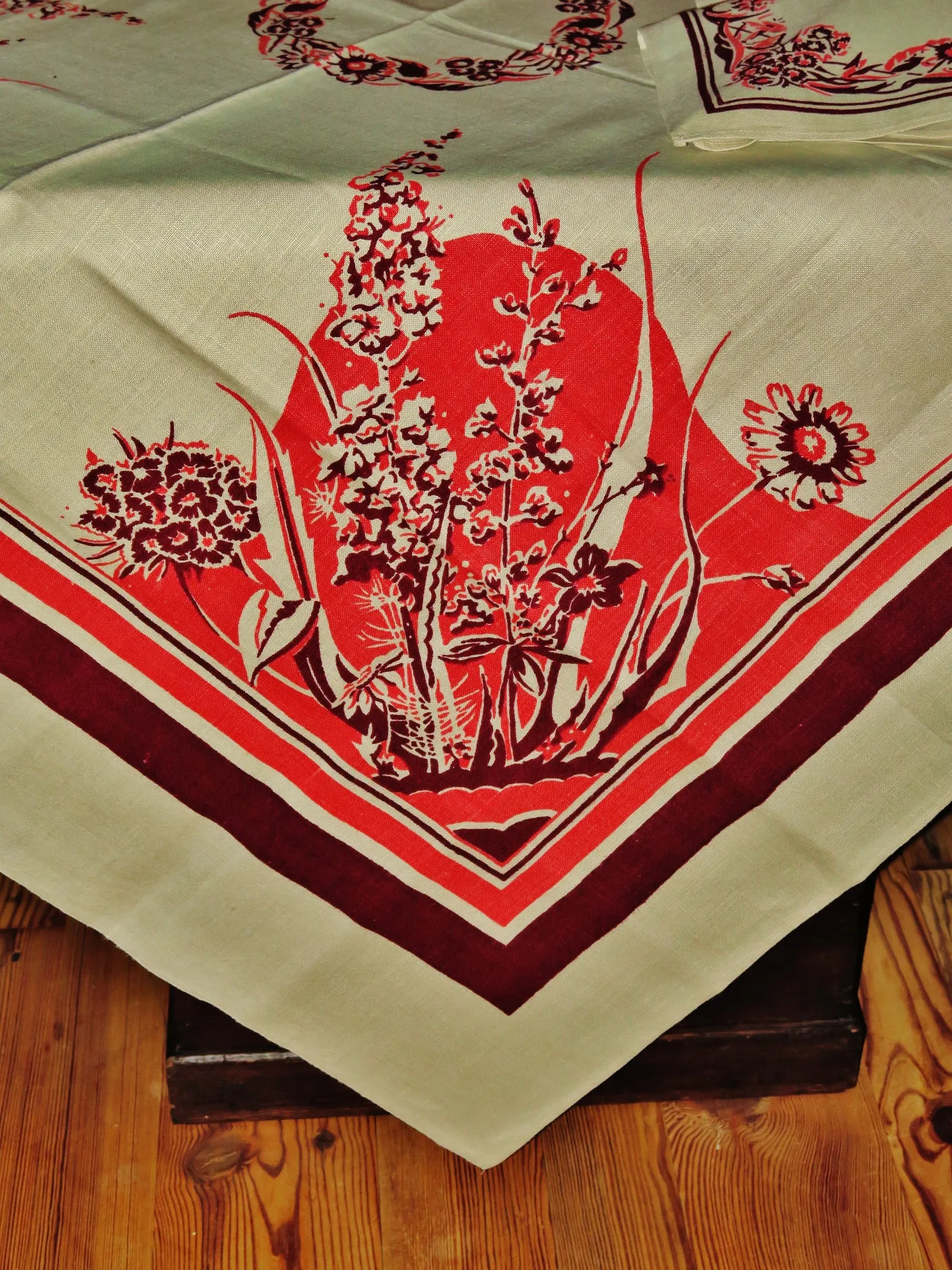 "Dinette" - a Floral Explosion - Cloth and 4 Napkins