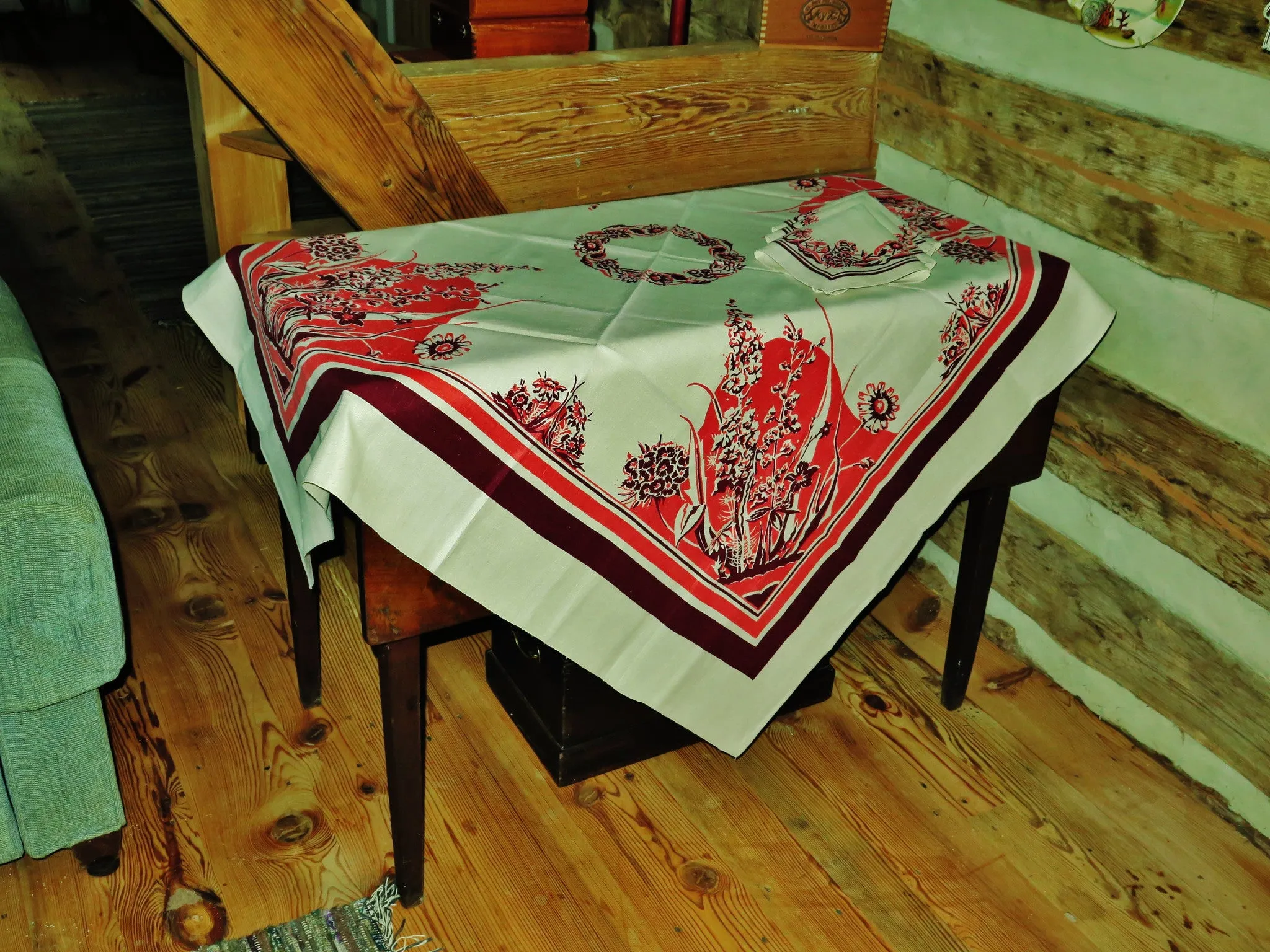 "Dinette" - a Floral Explosion - Cloth and 4 Napkins